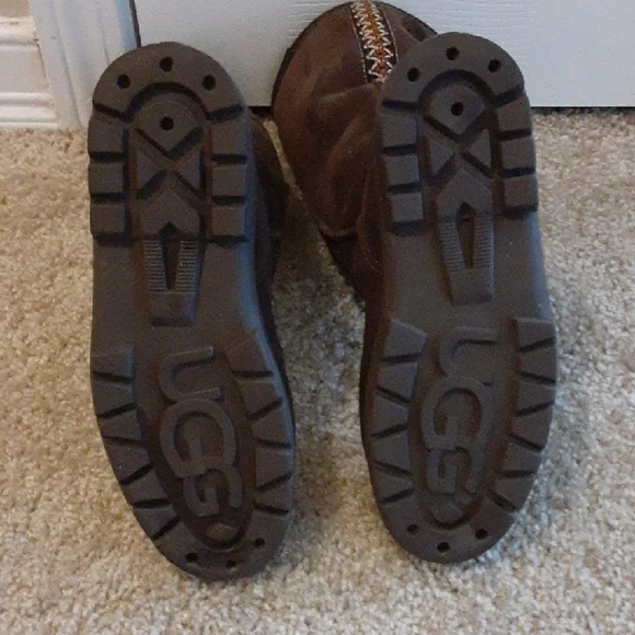 UGG Brown Winter Boots with Patterned Stitching - Picture 5 of 10